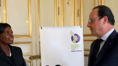 Ipaishe en president Hollande met tussen hen in een flipboard.