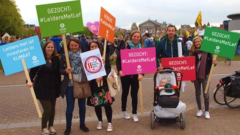 Demonstranten met borden voor de demonstratie #LeidersMetLef