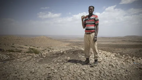 Abdi Hasan op een kale vlakte.