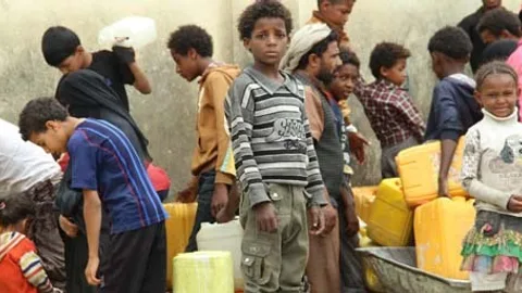 Kinderen met jerrycans in Jemen.