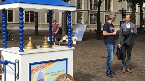 Staatsecretaris Wiebes en Oxfam