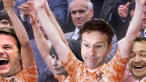 Foto's van politici gemonteerd boven oranje voetbalshirts uit 1988.