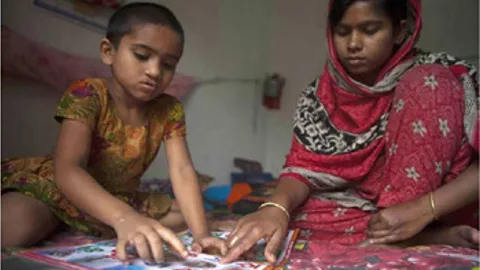 Shanaj met haar dochter.