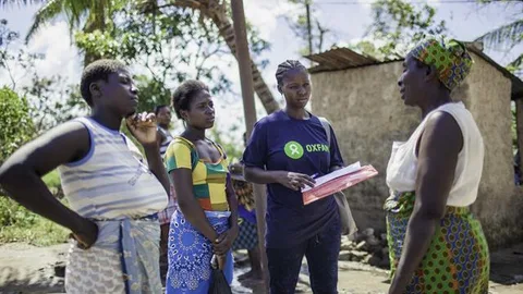 Oxfam-vrijwilliger Julia geeft hygiënevoorlichting in Tica.
