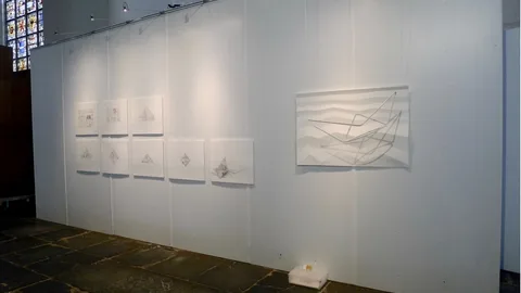 Muur waaraan kunst van Betty hangt.