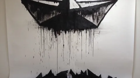 Schilderij van een papieren bootje met gevouwen bootjes eronder.