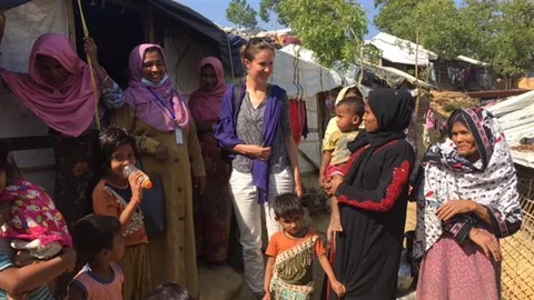 Elselijn praat met Rohingya-vluchtelingen