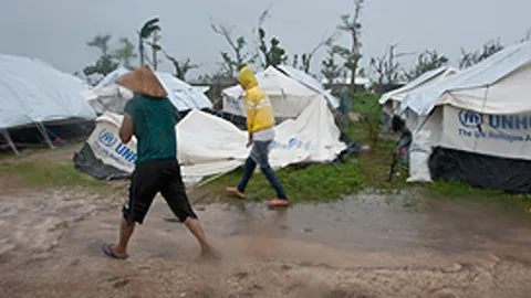 Mensen in een tentenkamp tijdens een storm.