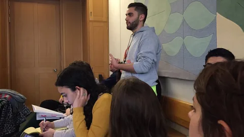 Mohammed spreekt bij de conferentie.