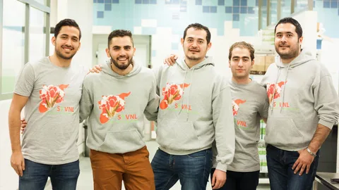 Mohammed staat naast 4 andere vrijwilligers.