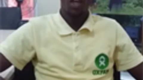 Rafsaniani draagt een shirt met het logo van Oxfam.