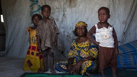 Hadiza met drie kinderen.