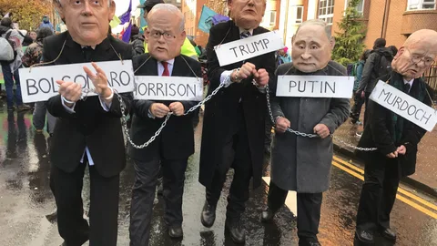 Mensen verkleed als wereldleiders in handboeien