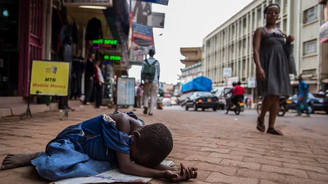 Foto van bedelend kind op straat.