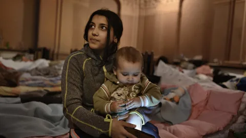 Foto van Natalia (19) en haar zoontje Alexey aan de Poolse grens.