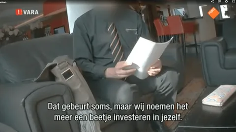 Screenshot van een tv-uitzending. Ondertiteling: Dat gebeurt soms, maar wij noemen het meer een beetje investeren in jezelf.