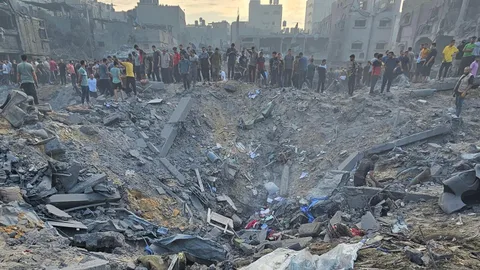 Dozens killed in israeli air attack on jabalia refugee camp in gaza 31 oct 2023