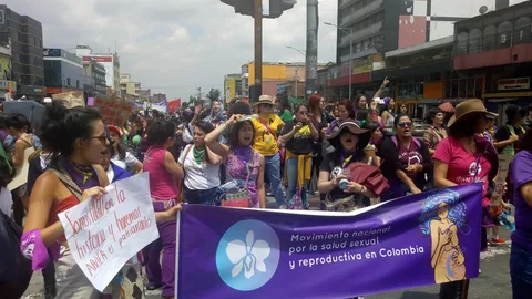 Foto van de protestmars op vrouwendag in Colombia