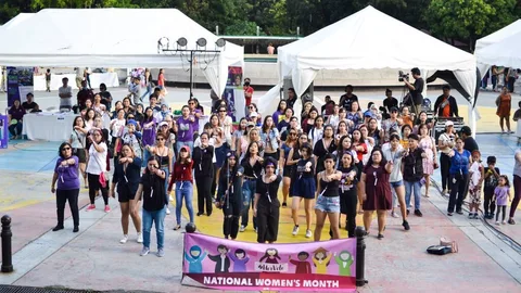 Foto van de flashmob tijdens de vrouwenmars in de Filipijnen