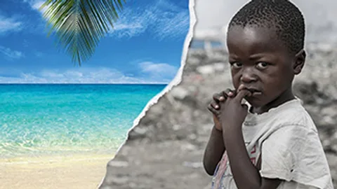 Morgan (5) uit Kenia met naast hem een foto van een tropisch strand.