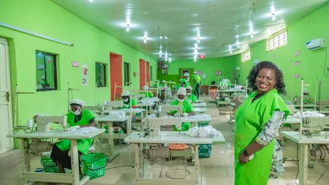 Onderneemster Olivia staat in haar werkplaats waar ze duurzaam maandverband maken