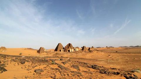 Het vlakke land van Sudan met in de verte pyramides