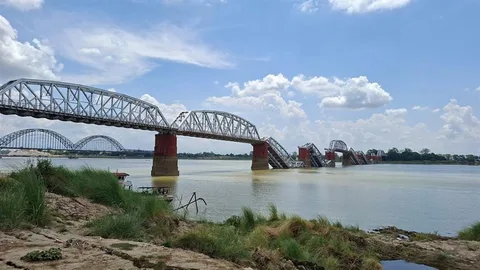 Door de zware aardbeving is veel infrastructuur ingestort, zoals deze brug bij Sagaing.