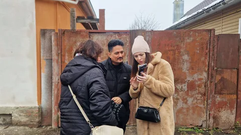Anna Kulyeva (rechts) bekijkt een gebouw dat gerepareerd moet worden. Haar organisatie Anika maakt door raketaanvallen beschadigde huizen weer bewoonbaar.