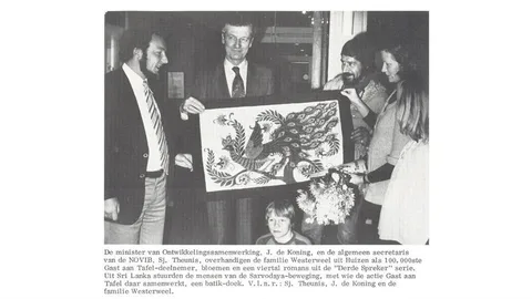 Oxfam novib foto honderduizend gast aan tafel 1978 aangepast