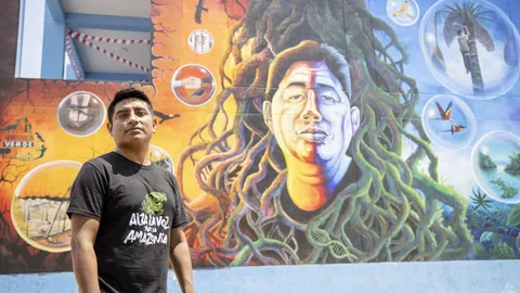 Klimaatactivist Pavel staat voor een van zijn muurschilderingen