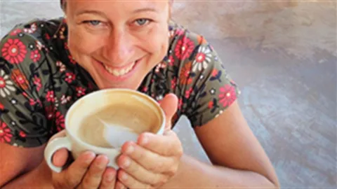 Joosje Bellwinkel houdt een kop koffie in haar handen