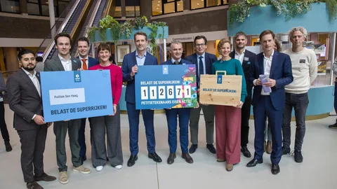 Petitie-overhandiging 'Belast de superrijken', december 2025.