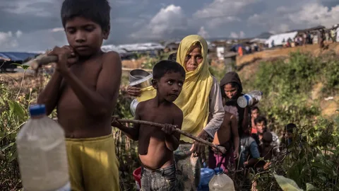 Mensen uit het Kutupalong kamp. Ze dragen water.