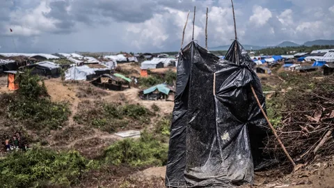 Een wc gemaakt van een zeil en een paar takken.
