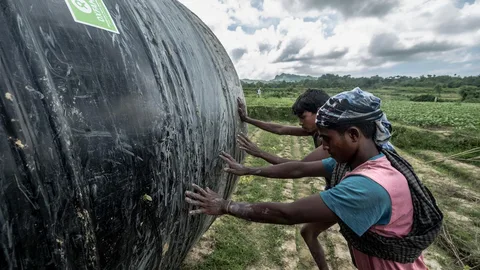 Vluchtelingen met een gigantische watertank
