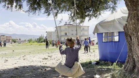 Een jongen op een schommel.