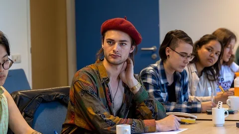 Deelnemers luisteren naar presentaties van campaigners