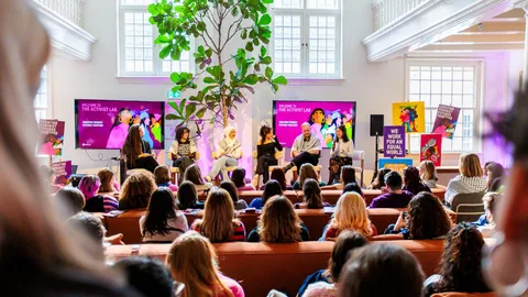 Sprekers voor een groep toehoorders van Activist Lab