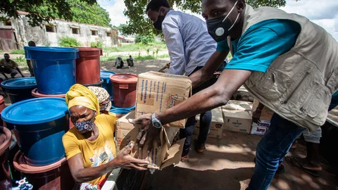 Noodhulp wordt gegeven in de vorm van opvang, schoon water, sanitaire voorzieningen en eten