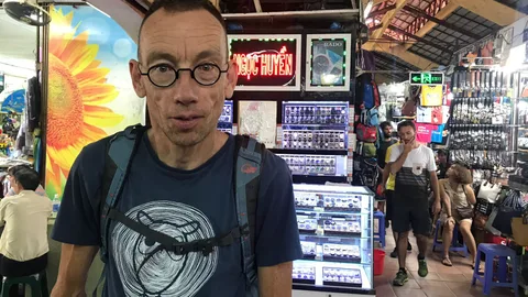 Foto van Dolf Jansen op een overdekte markt in Ho Chi Minh Stad