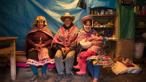 Cornelio met zijn vrouw Eulogia, dochter Maritza en kleindochter naast elkaar in hun huis.