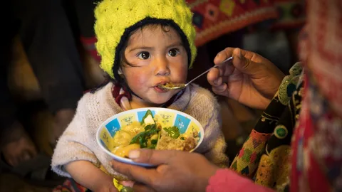 Een kindje wordt gevoerd.