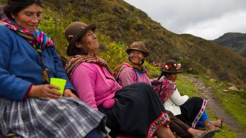 Boerinnen rusten op de grond.