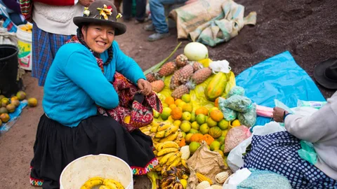 Sonia Quispe Ttito met maïskolven op de markt.