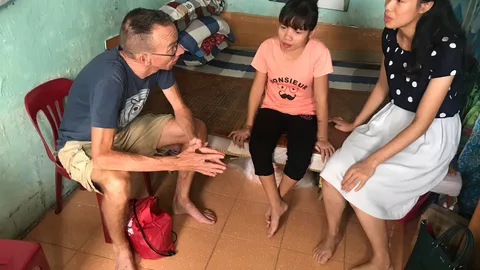 foto van Dolf Jansen in gesprek met Oanh