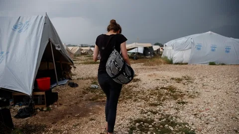 Afbeelding van Dodie die op bezoek gaat bij bewoners van kamp Katsikas.