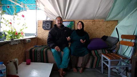 Ahmed en Nabiya in hun tent die Ahmed heeft uitgebouwd met een keuken en badkamer.