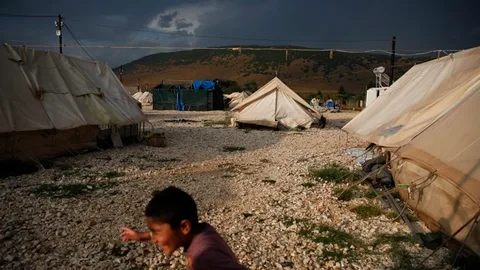 Donkere wolken boven het kamp. Moeten bewoners overwinteren onder tentdoek?