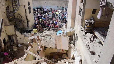 De schade is enorm na de dodelijke luchtaanval in Sana'a.