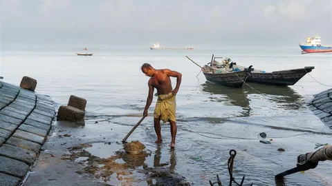Toenemende erosie en extreem weer zorgen voor veel schade aan de dorpen van de oeverbewoners. Met zandzakken proberen ze hun huizen te beschermen. Foto: Md Ashraful Huda